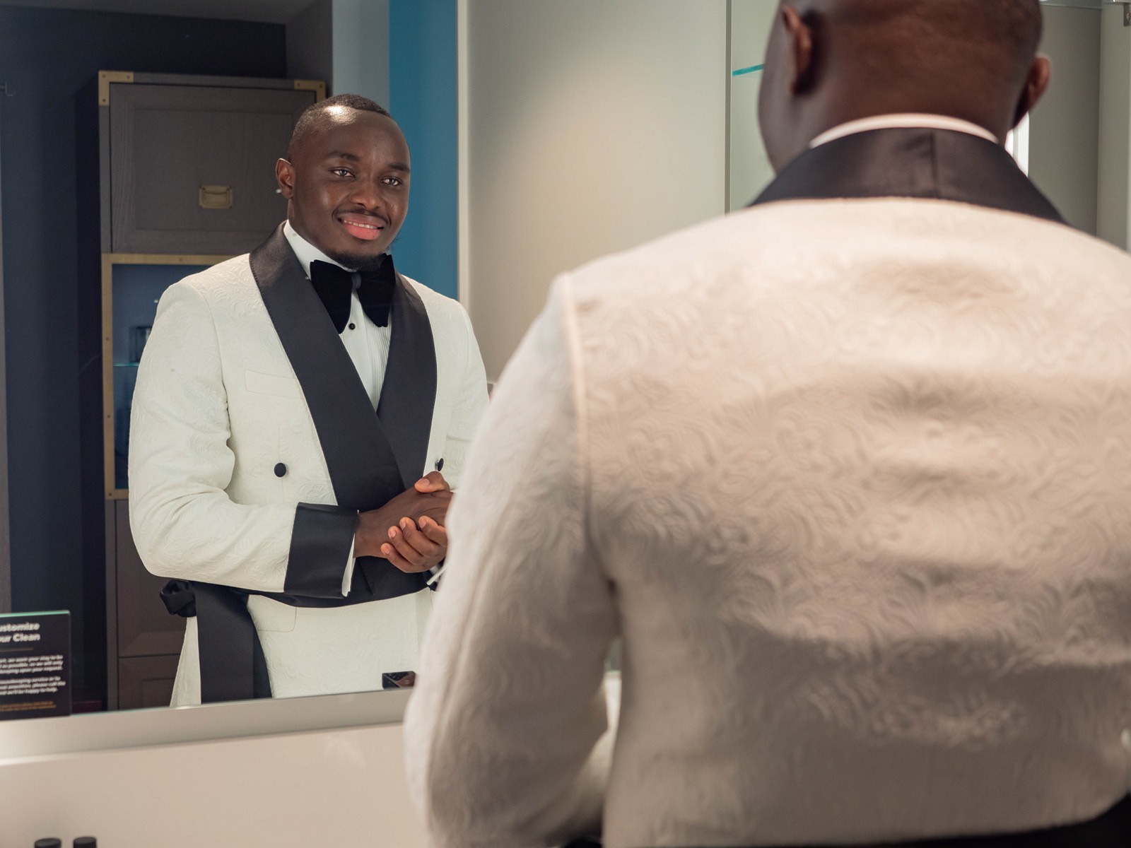 Groom in a white dinner jacket before the ceremony